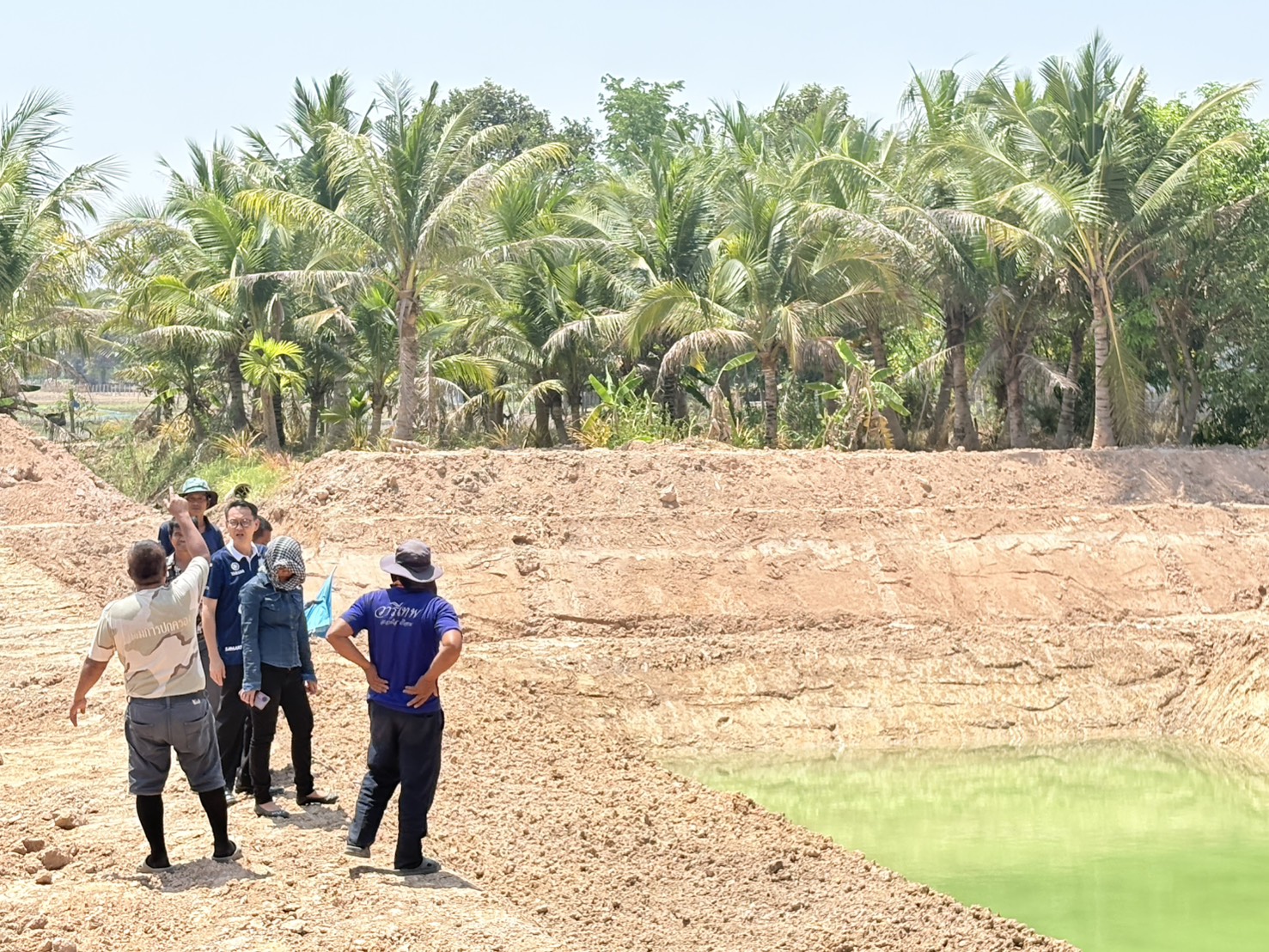 title - วันศุกร์ที่ 10 เมษายน 2569 เวลา 13.00 น. นายประเสริฐ กาญจนเกียรติกุล ปฏิรูปที่ดินจังหวัดบุรีรัมย์ พร้อมเจ้าหน้าที่ ส.ป.ก.บุรีรัมย์ เพื่อส่งเสริมเกษตรกรในพื้นที่เขตปฏิรูปที่ดินตำบลละเวี้ย อำเภอประโคนชัย จังหวัดบุรีรัมย์ ทำปุ๋ยอินทรีย์ สู้วิกฤติปุ๋ยแพง เพื่อเป็นการลดต้นทุนในการผลิตสินค้าเกษตร